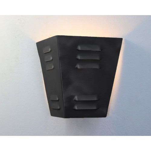 INDUSTRIE. Applique murale en acier peint noir H.18cm