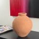 Vase en terre cuite naturelle avec anses et motifs