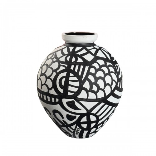 Poterie. Vase en terre cuite peint à la main OKBA