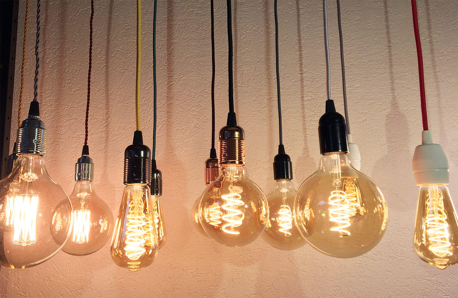 Ampoule led décorative avec differentes formes de filaments et couleurs